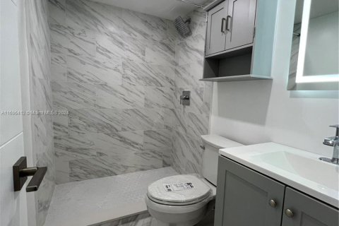 Condo in Miami, Florida, 1 bedroom  № 1227249 - photo 10