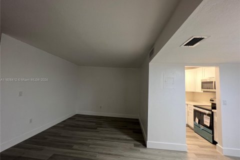 Condo in Miami, Florida, 1 bedroom  № 1227249 - photo 6