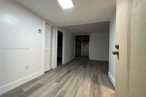 Condo in Miami, Florida, 1 bedroom  № 1227249 - photo 2