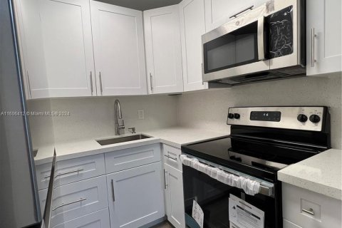 Condo in Miami, Florida, 1 bedroom  № 1227249 - photo 3