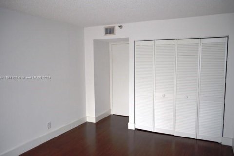 Condo in Sunny Isles Beach, Florida, 3 bedrooms  № 1045117 - photo 16