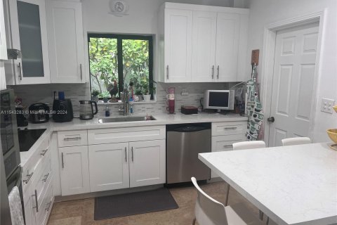 House in Miami Beach, Florida 4 bedrooms, 167.5 sq.m. № 1042884 - photo 14