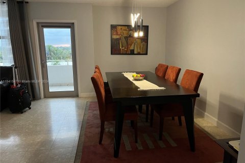 Condominio en venta en Surfside, Florida, 2 dormitorios, 119.38 m2 № 1035707 - foto 4