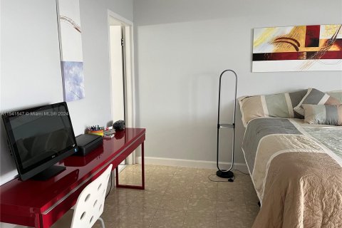 Condominio en venta en Surfside, Florida, 2 dormitorios, 119.38 m2 № 1035707 - foto 16