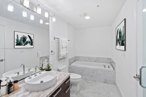 Condo in Miami, Florida, 1 bedroom  № 1406275 - photo 13