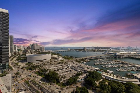 Condo in Miami, Florida, 1 bedroom  № 1406275 - photo 1