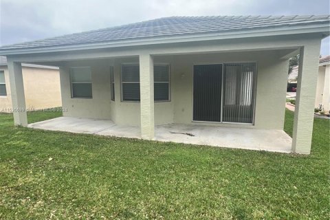 House in Port St. Lucie, Florida 3 bedrooms, 139.91 sq.m. № 1019795 - photo 13