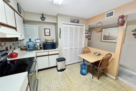 Condo in New Port Richey, Florida, 3 bedrooms  № 1243336 - photo 10