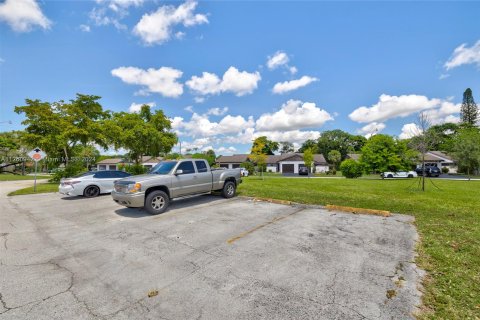 Immobilier commercial à vendre à Tamarac, Floride № 1030869 - photo 6