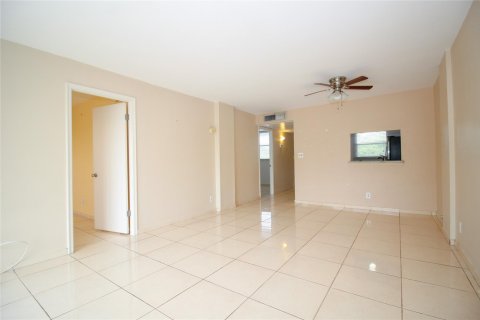 Condo in Oakland Park, Florida, 2 bedrooms  № 1060289 - photo 27