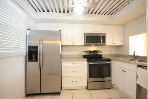 Condo in Oakland Park, Florida, 2 bedrooms  № 1060289 - photo 19