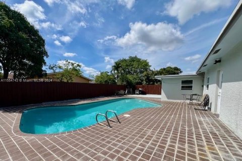 House in North Lauderdale, Florida 3 bedrooms, 144 sq.m. № 1078458 - photo 13