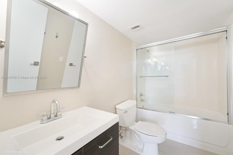 Condominio en venta en North Miami, Florida, 2 dormitorios, 97.55 m2 № 1050955 - foto 3