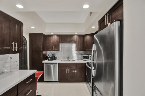 Condo in Sunny Isles Beach, Florida, 2 bedrooms  № 1319350 - photo 11