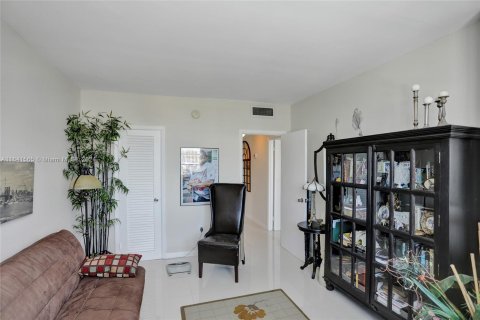 Condo in Sunny Isles Beach, Florida, 2 bedrooms  № 1319350 - photo 29