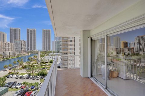 Condo in Sunny Isles Beach, Florida, 2 bedrooms  № 1319350 - photo 3