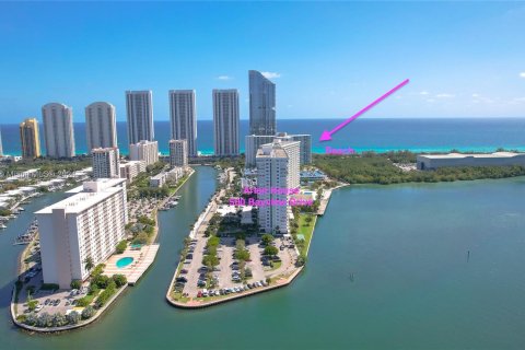 Condo in Sunny Isles Beach, Florida, 2 bedrooms  № 1319350 - photo 1