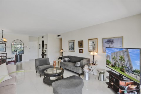 Condo in Sunny Isles Beach, Florida, 2 bedrooms  № 1319350 - photo 21