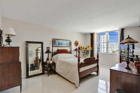 Condo in Sunny Isles Beach, Florida, 2 bedrooms  № 1319350 - photo 23