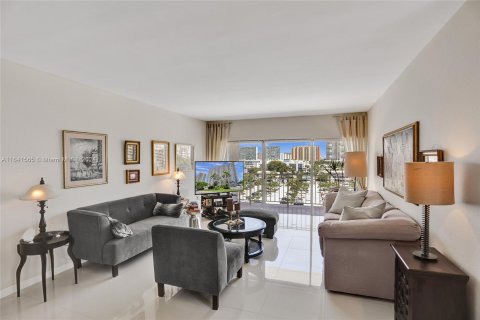 Condo in Sunny Isles Beach, Florida, 2 bedrooms  № 1319350 - photo 18