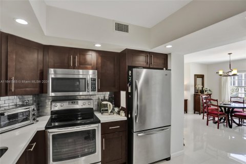 Condo in Sunny Isles Beach, Florida, 2 bedrooms  № 1319350 - photo 12