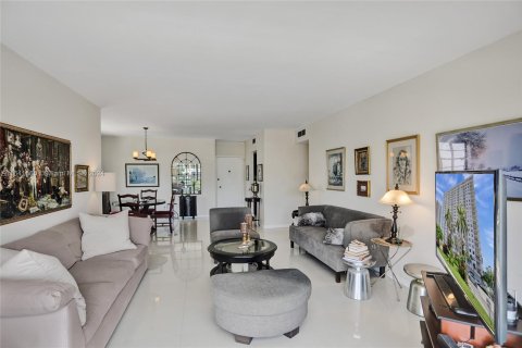 Condo in Sunny Isles Beach, Florida, 2 bedrooms  № 1319350 - photo 20