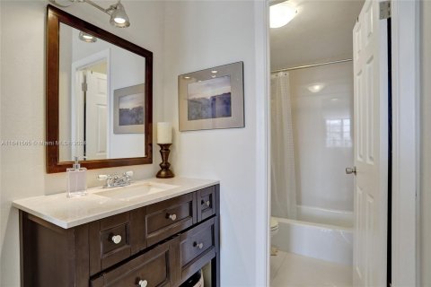 Condo in Sunny Isles Beach, Florida, 2 bedrooms  № 1319350 - photo 27