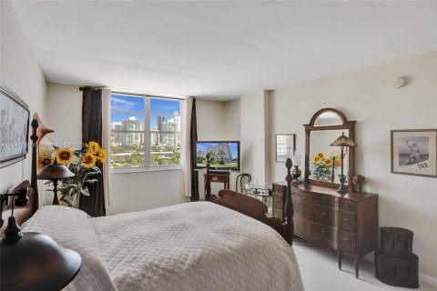 Condo in Sunny Isles Beach, Florida, 2 bedrooms  № 1319350 - photo 25