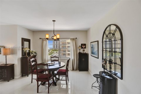 Condo in Sunny Isles Beach, Florida, 2 bedrooms  № 1319350 - photo 15