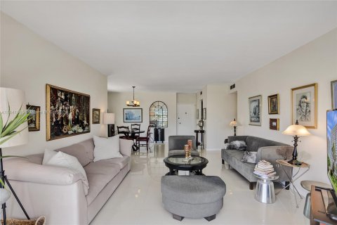 Condo in Sunny Isles Beach, Florida, 2 bedrooms  № 1319350 - photo 19