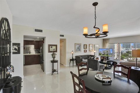 Condo in Sunny Isles Beach, Florida, 2 bedrooms  № 1319350 - photo 17