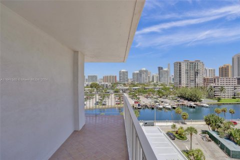 Condo in Sunny Isles Beach, Florida, 2 bedrooms  № 1319350 - photo 4