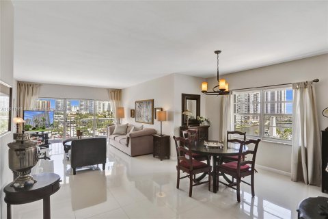 Condo in Sunny Isles Beach, Florida, 2 bedrooms  № 1319350 - photo 16