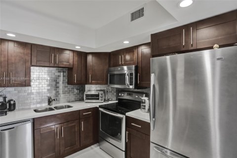 Condo in Sunny Isles Beach, Florida, 2 bedrooms  № 1319350 - photo 13