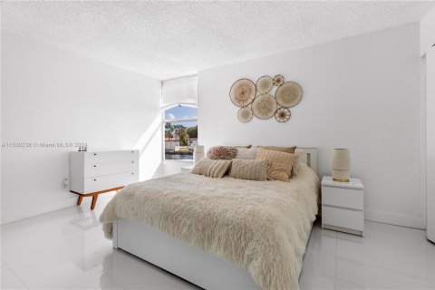 Condominio en venta en North Miami, Florida, 2 dormitorios, 89.46 m2 № 1035341 - foto 11