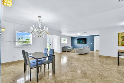 Villa ou maison à vendre à Sunny Isles Beach, Floride: 4 chambres, 195 m2 № 1405946 - photo 4