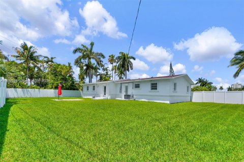 Villa ou maison à vendre à Sunny Isles Beach, Floride: 4 chambres, 195 m2 № 1405946 - photo 13