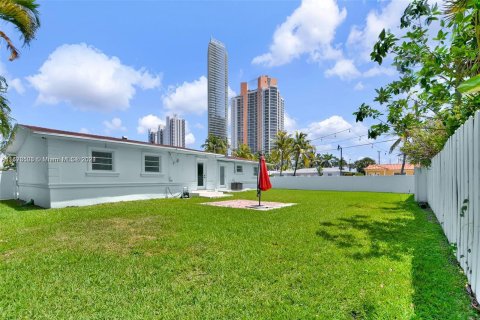 Casa en venta en Sunny Isles Beach, Florida, 4 dormitorios, 195 m2 № 1405946 - foto 12