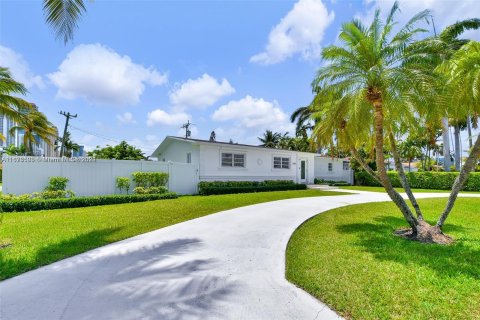 Villa ou maison à vendre à Sunny Isles Beach, Floride: 4 chambres, 195 m2 № 1405946 - photo 14