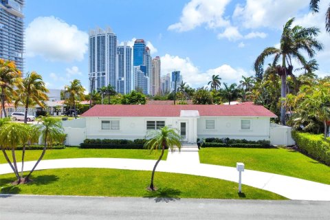 Villa ou maison à vendre à Sunny Isles Beach, Floride: 4 chambres, 195 m2 № 1405946 - photo 1