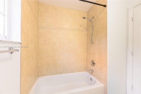 Townhouse in Hallandale Beach, Florida 3 bedrooms, 179.39 sq.m. № 1405903 - photo 25