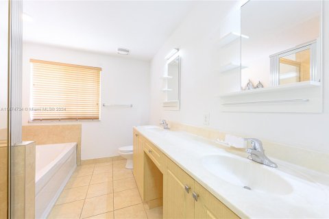 Townhouse in Hallandale Beach, Florida 3 bedrooms, 179.39 sq.m. № 1405903 - photo 11