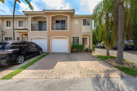 Townhouse in Hallandale Beach, Florida 3 bedrooms, 179.39 sq.m. № 1405903 - photo 1