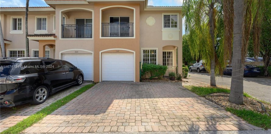 Townhouse in Hallandale Beach, Florida 3 bedrooms, 179.39 sq.m. № 1405903