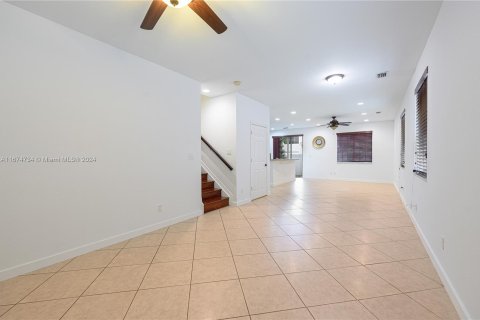 Townhouse in Hallandale Beach, Florida 3 bedrooms, 179.39 sq.m. № 1405903 - photo 22