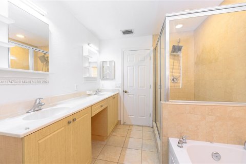 Townhouse in Hallandale Beach, Florida 3 bedrooms, 179.39 sq.m. № 1405903 - photo 10