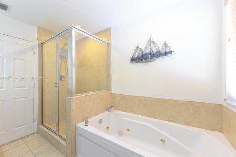 Townhouse in Hallandale Beach, Florida 3 bedrooms, 179.39 sq.m. № 1405903 - photo 28