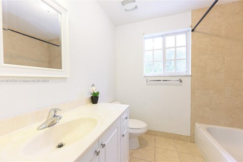 Townhouse in Hallandale Beach, Florida 3 bedrooms, 179.39 sq.m. № 1405903 - photo 24