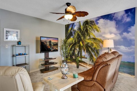 Condominio en venta en Lauderhill, Florida, 1 dormitorio, 70.61 m2 № 1050351 - foto 18