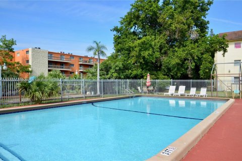 Condominio en venta en Lauderhill, Florida, 1 dormitorio, 70.61 m2 № 1050351 - foto 28